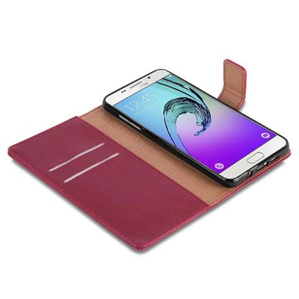 Custodia rossa aperta con telefono all'interno, che mostra l'ora. Lo sfondo è bianco.