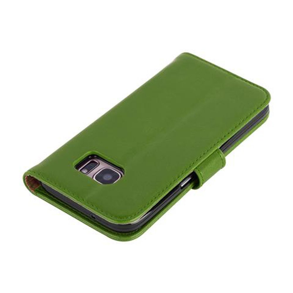 Eine grüne Handyhülle mit einem Telefon darin, wobei die Kamera freiliegt. Der Hintergrund ist weiß.