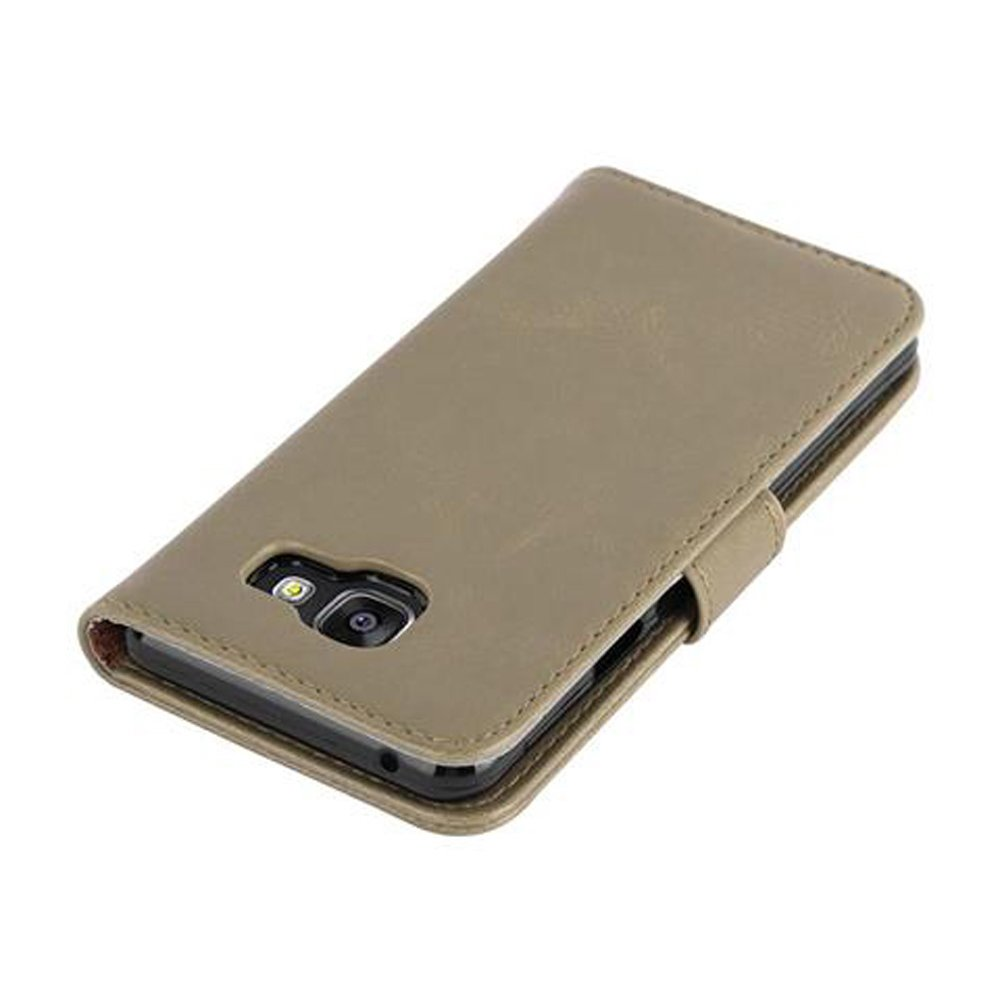 Teléfono en una funda marrón con cierre magnético. La parte trasera del teléfono es visible.