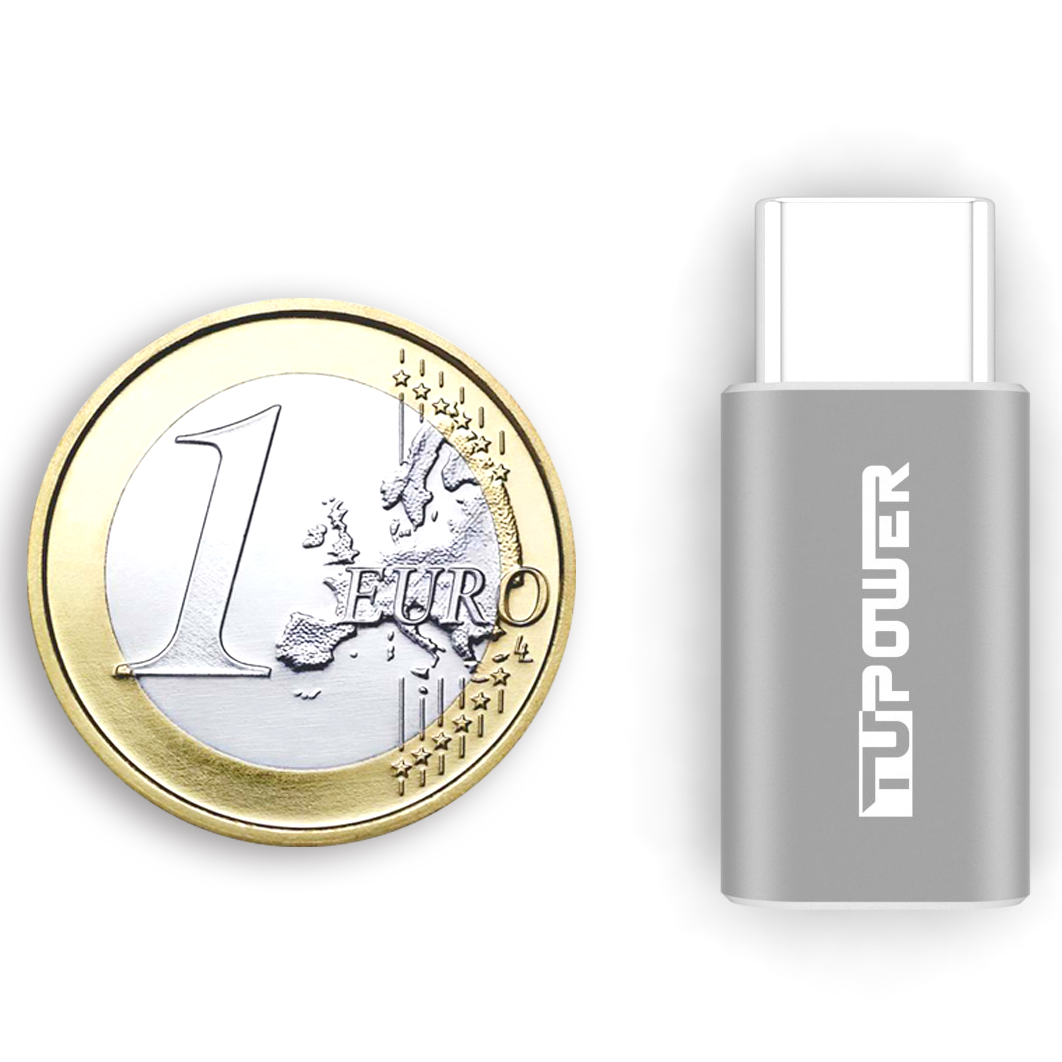 Eine Euro-Münze neben einem silbernen USB-C-Adapter. Weißer Hintergrund.