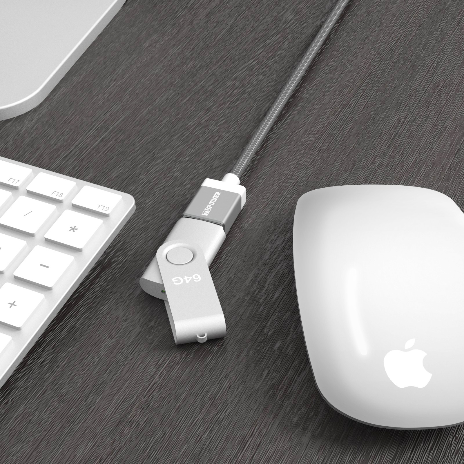 USB-Stick und eine weiße Maus auf einem Holzschreibtisch.