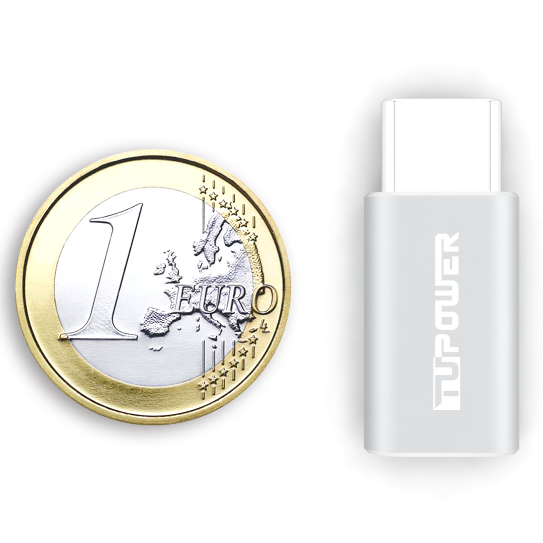 Eine Euro-Münze neben einem silbernen USB-C-Adapter. TUPower ist auf dem Adapter aufgedruckt.