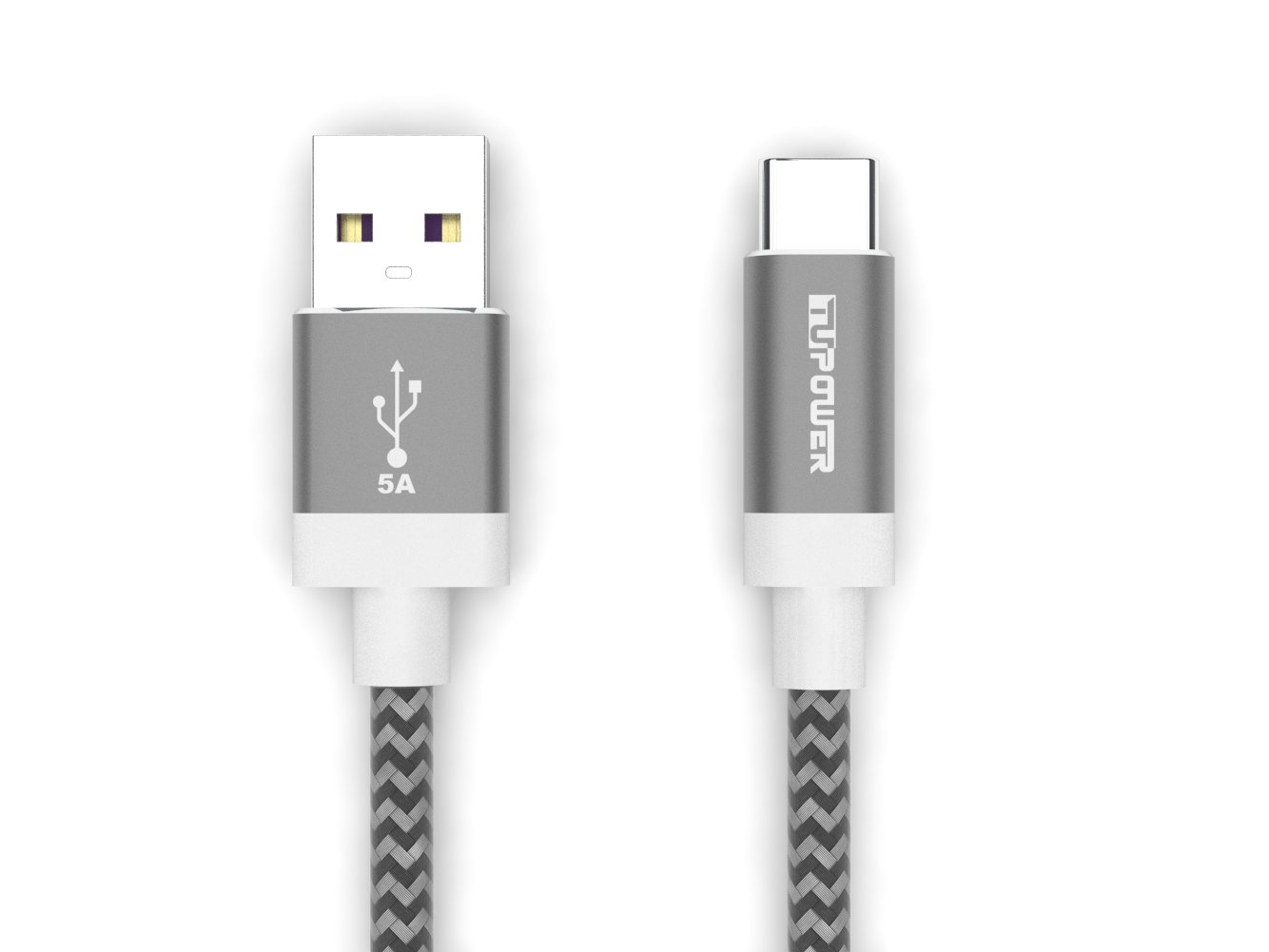 Ein silbernes USB-A-zu-USB-C-Kabel. Das Kabel liegt auf einer weißen Oberfläche.