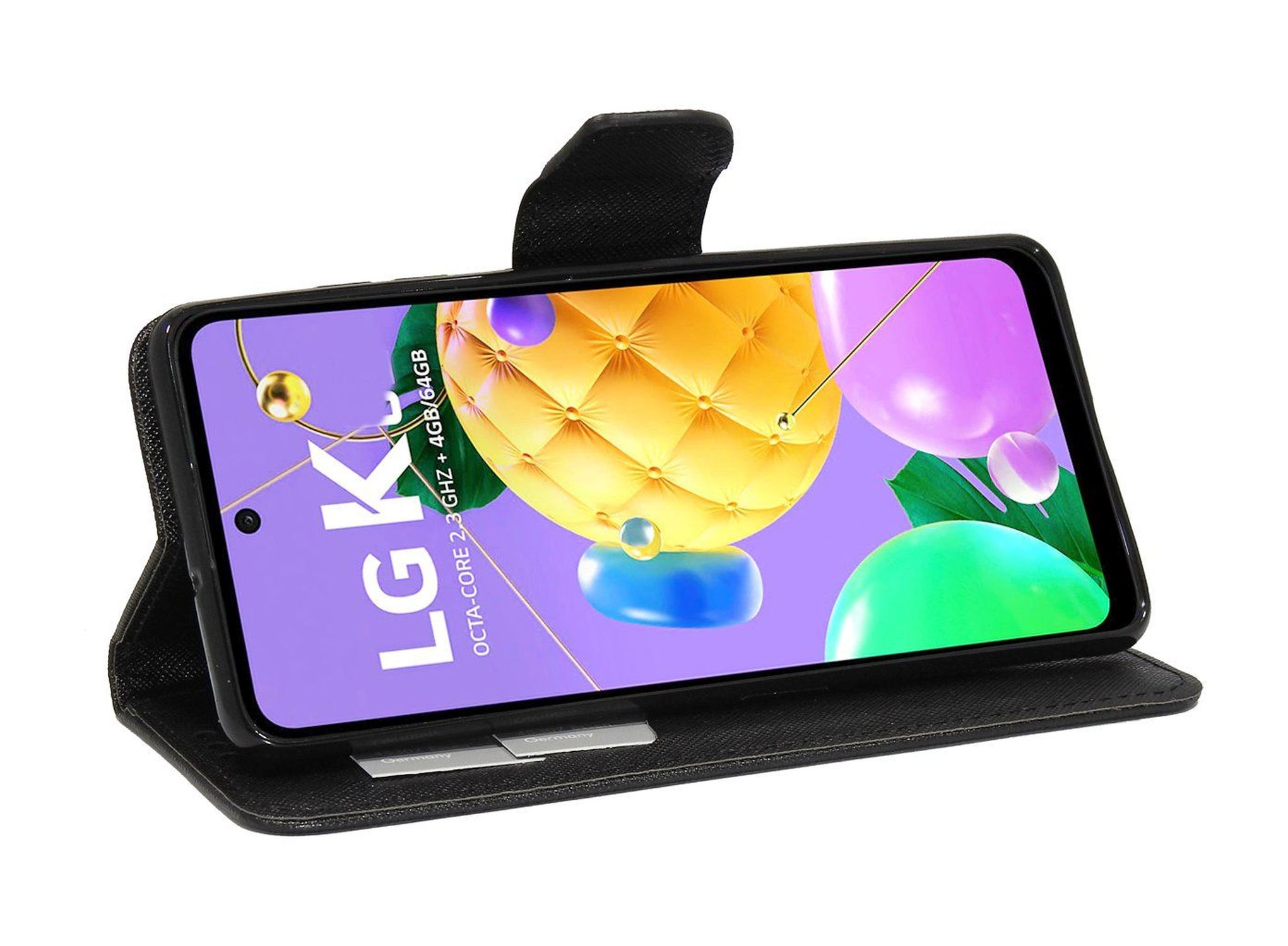 Ein Telefon in einer schwarzen Lederhülle. Der Bildschirm zeigt die Uhrzeit und andere Symbole an. Der Hintergrund ist weiß.