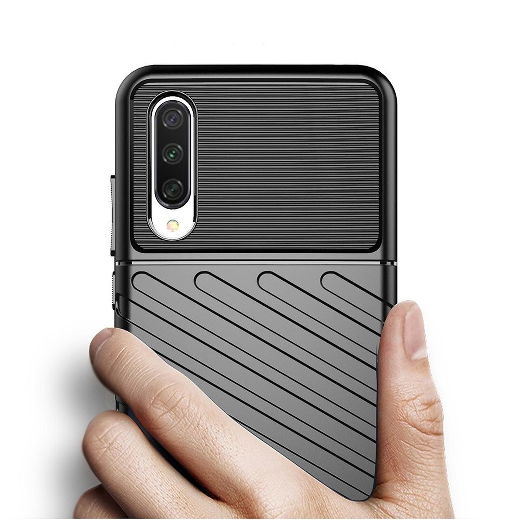 Eine schwarze Handyhülle mit strukturierter Rückseite. Eine Hand hält das Telefon.