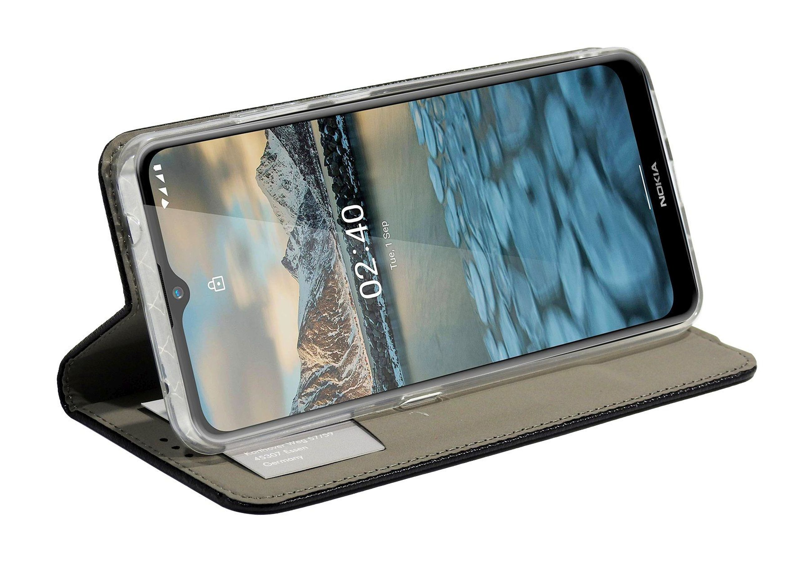 Nokia-Telefon in einer Hülle, zeigt die Uhrzeit.