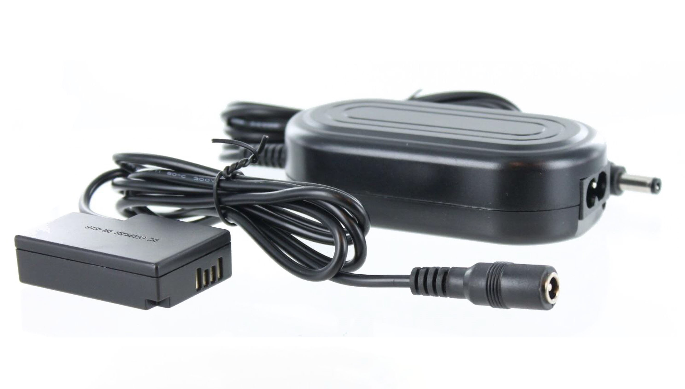 Schwarzes Netzteil und Akku mit Kabel, auf Weiß.