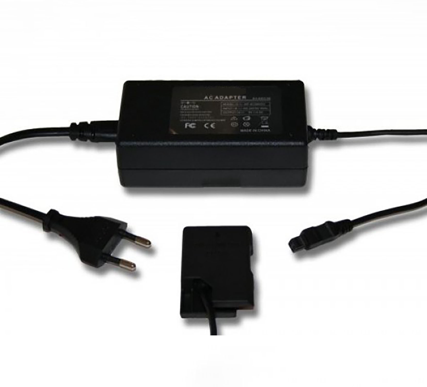 Schwarzer AC-Adapter mit mehreren Kabeln und Anschlüssen. Ein Kabel ist abgetrennt.