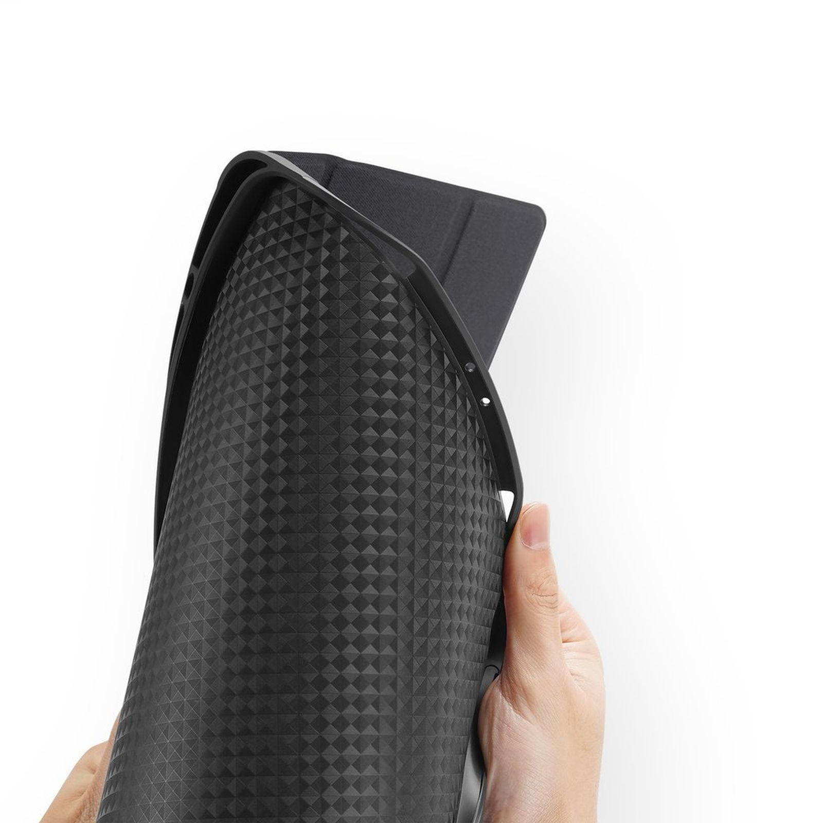 Die Hand einer Person, die eine schwarze Handyhülle mit strukturiertem Muster hält. Weißer Hintergrund.