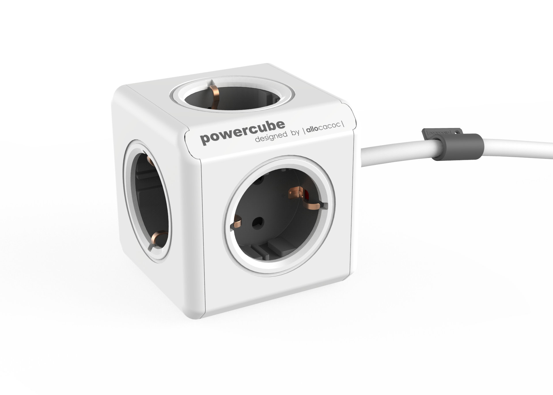 Weißer Power Cube mit vier Steckdosen, ein weißes Kabel ist eingesteckt. Es ist auf weißem Hintergrund.