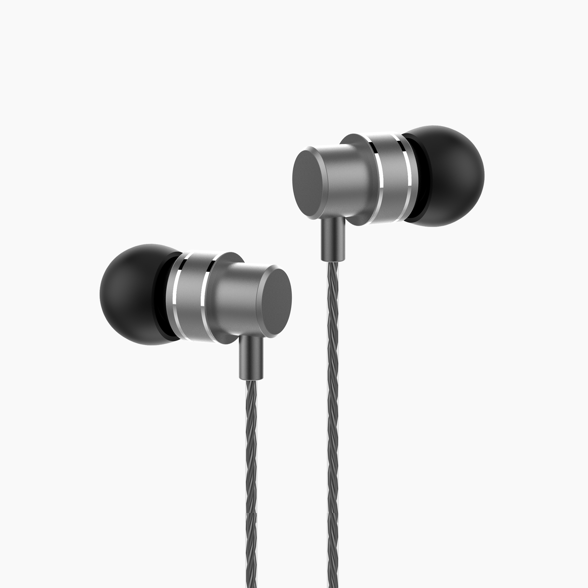 Due auricolari argentati con punte nere e cavi intrecciati grigi. Sfondo bianco.