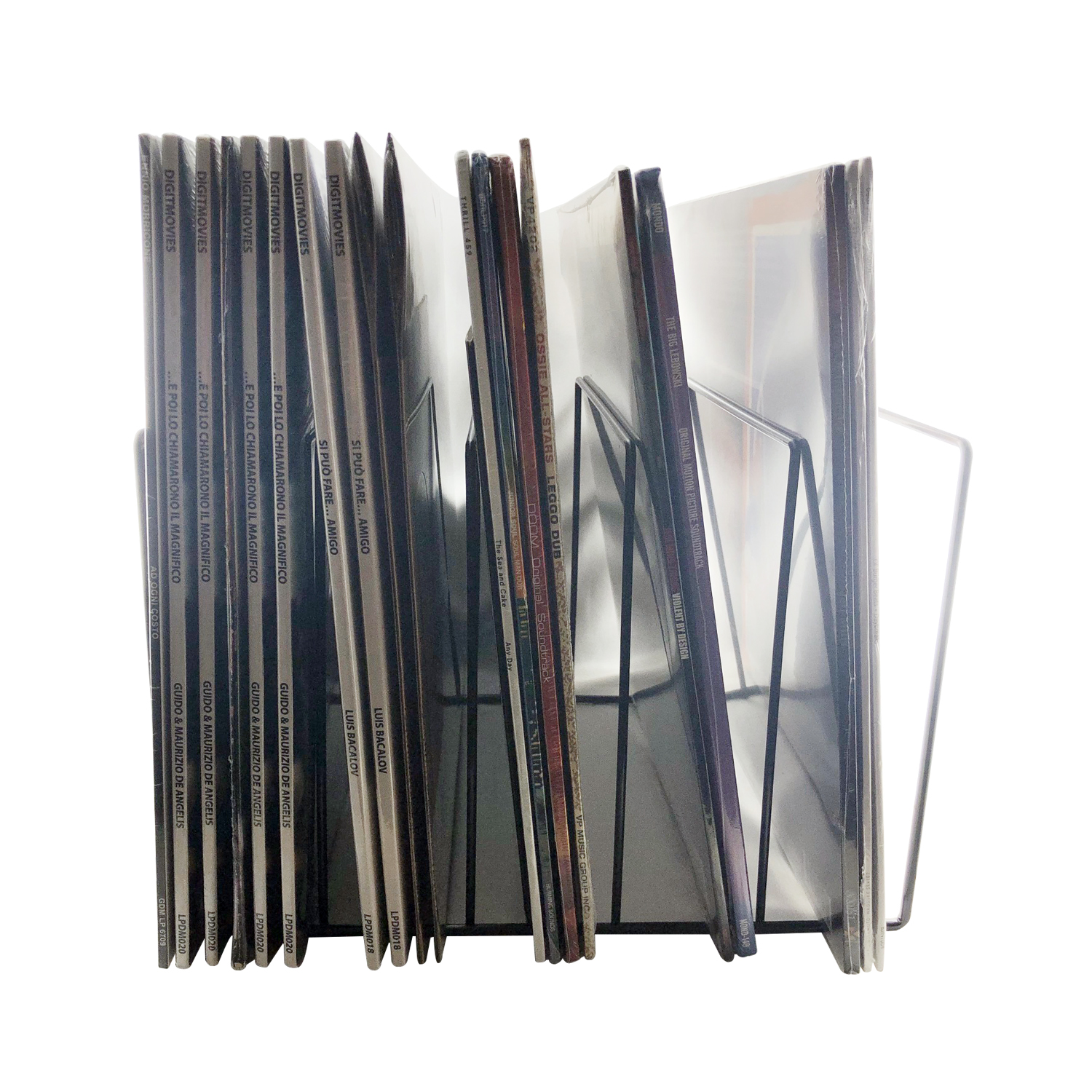Vinylplatten in einem Metallständer. Die Hüllen der Schallplatten sind sichtbar. Der Hintergrund ist weiß.