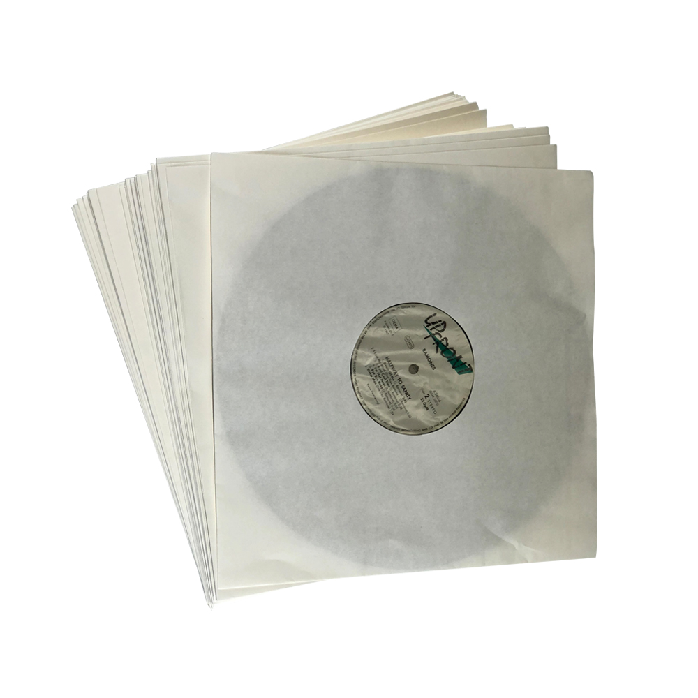 Stapel Vinyl-Schallplattenhüllen, weißes Papier mit sichtbarem Etikett, auf weißem Hintergrund.
