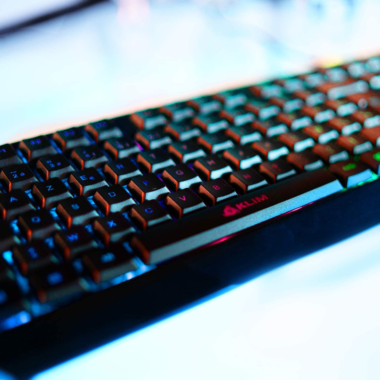 Schwarze Tastatur mit bunten Lichtern. Sie hat ein rotes KILM-Logo.