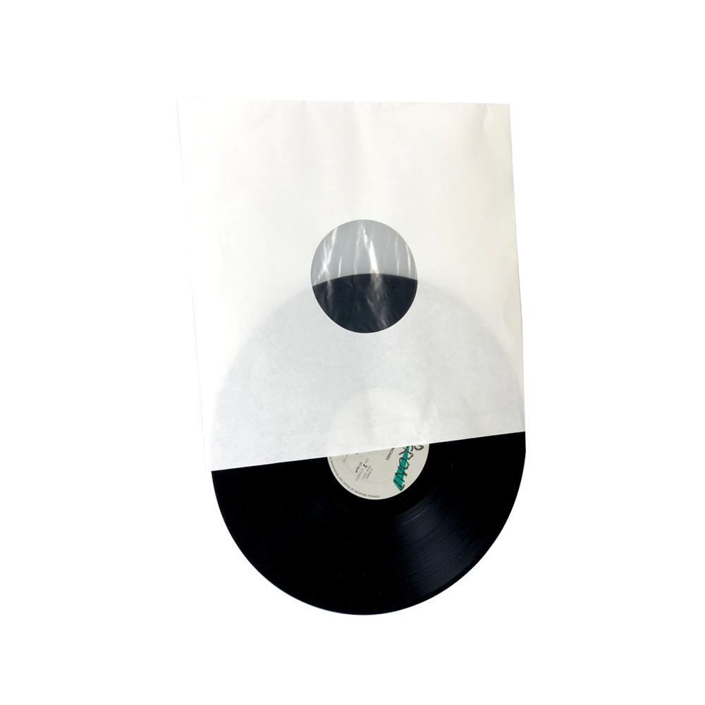 Vinyl-Schallplatte in weißer Papierhülle mit Sichtfenster. Weißer Hintergrund.