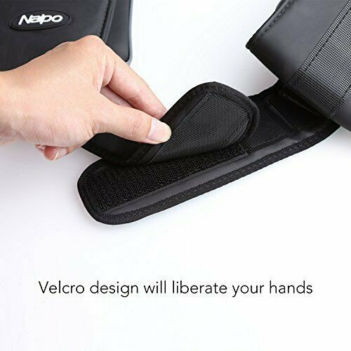 Eine Hand öffnet einen Klettverschluss an einem schwarzen Armband.