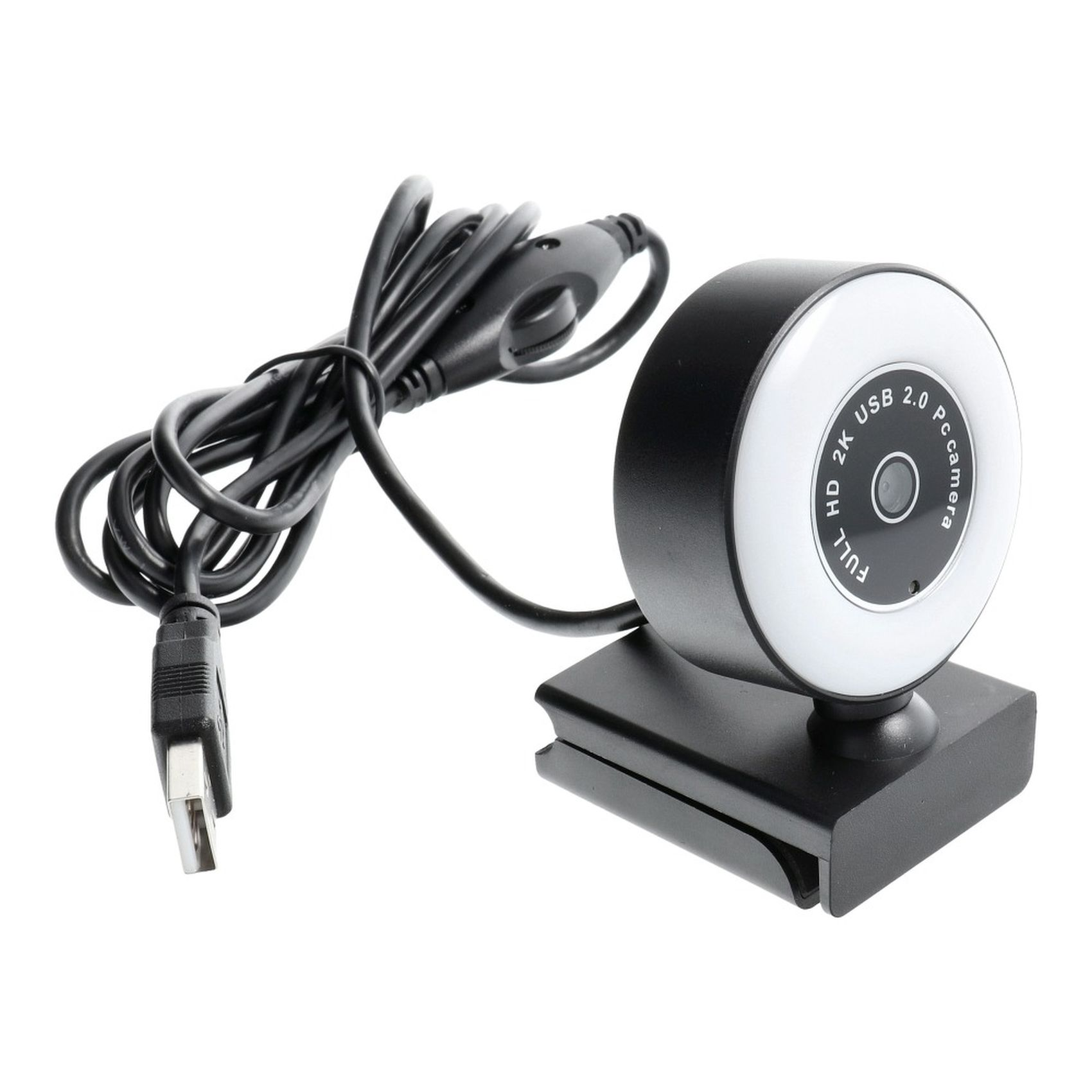 Eine schwarze Webcam mit rundem Licht und einem USB-Kabel. Sie befindet sich auf einem weißen Hintergrund.