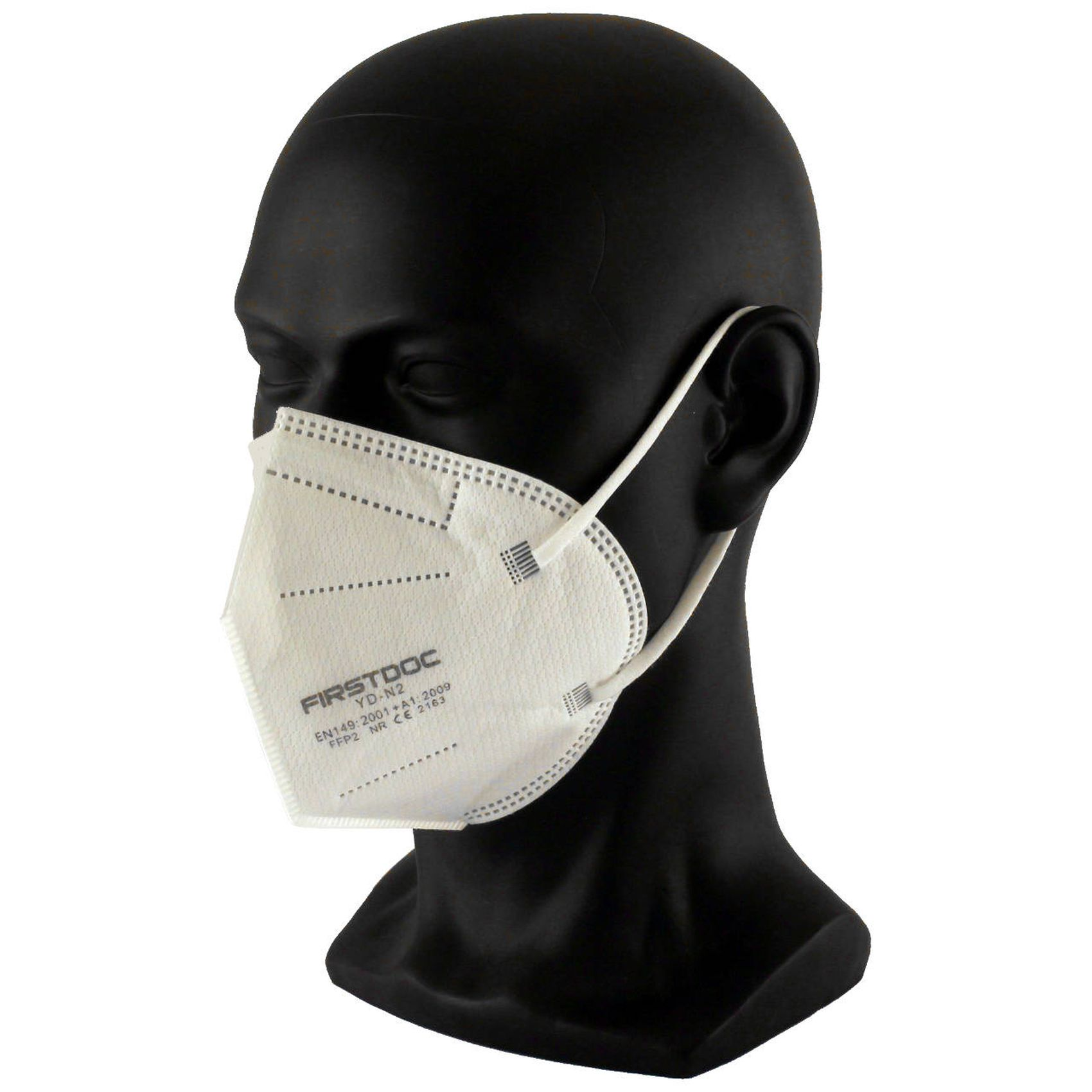 Weiße Gesichtsmaske auf einem schwarzen Schaufensterkopf. Es hat Text und weiße Ohrschlaufen.