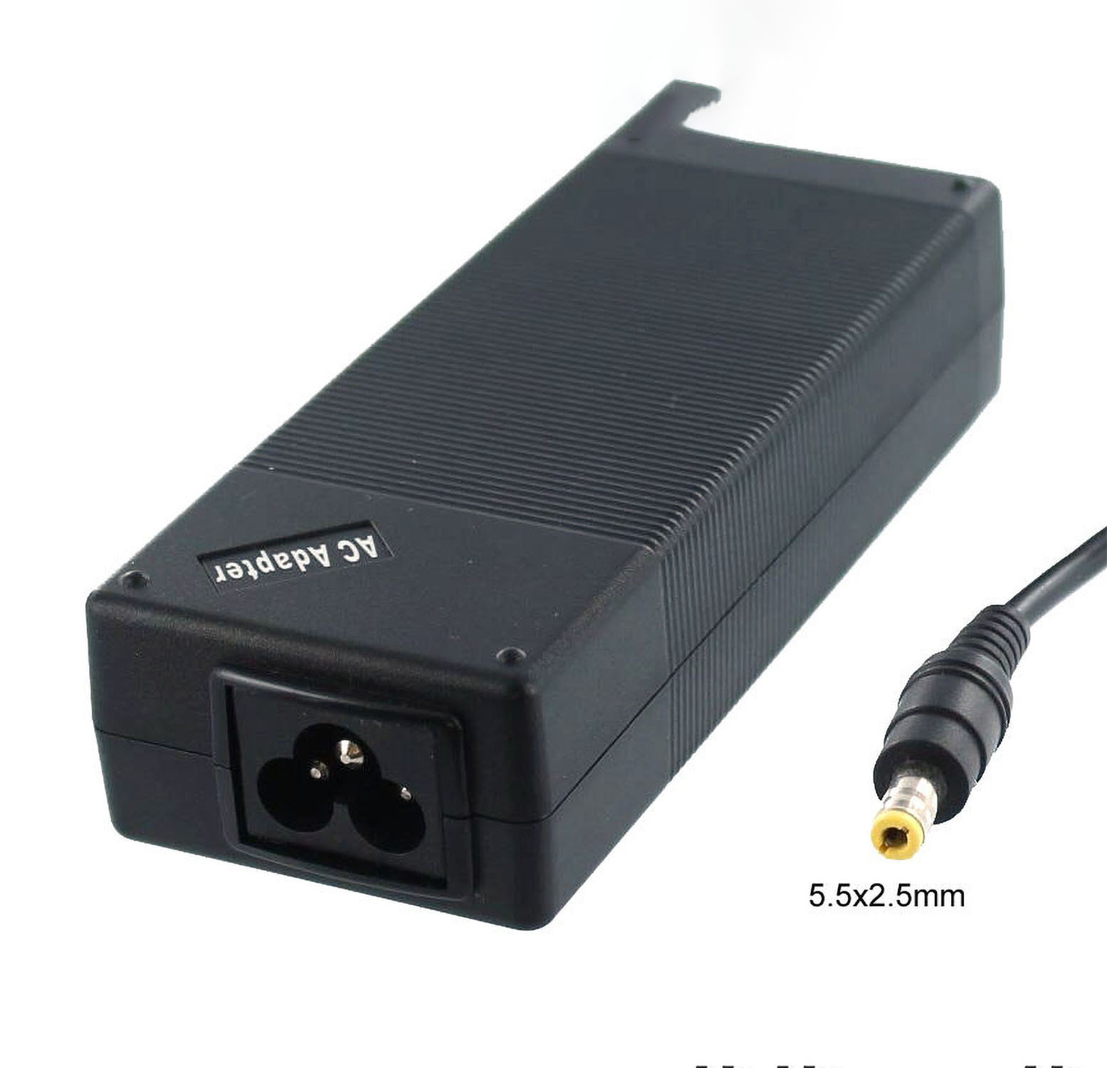 Schwarzer AC-Adapter mit Stecker auf weißem Hintergrund.