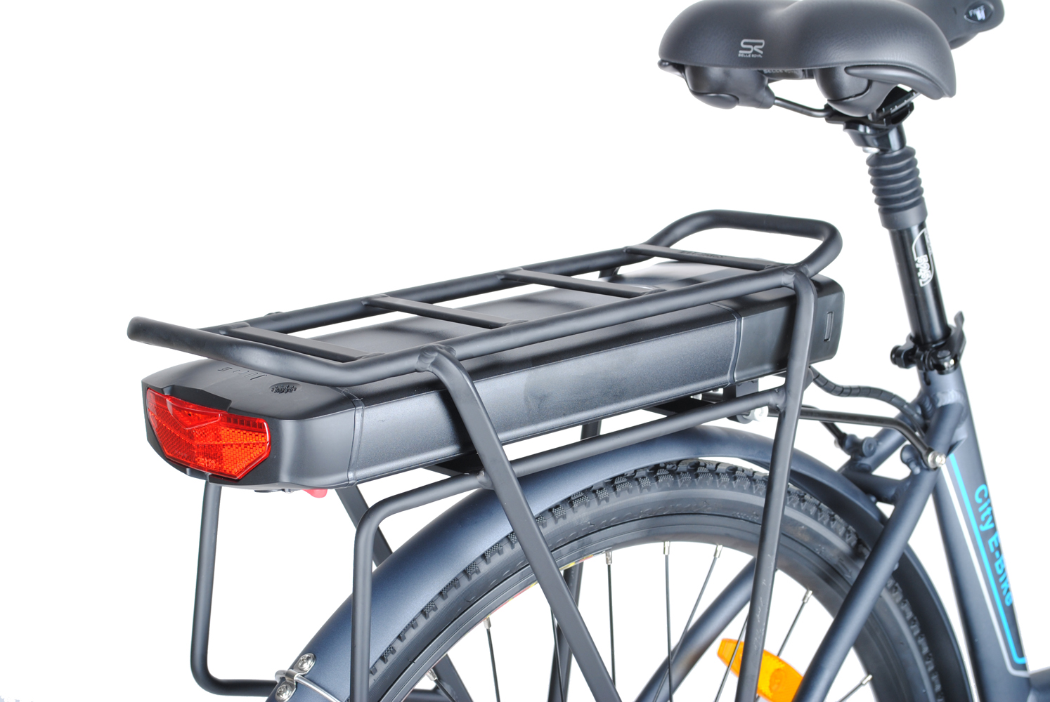 Fahrradheck mit schwarzem Gepäckträger. Rotes Licht und schwarzer Akku sind sichtbar.