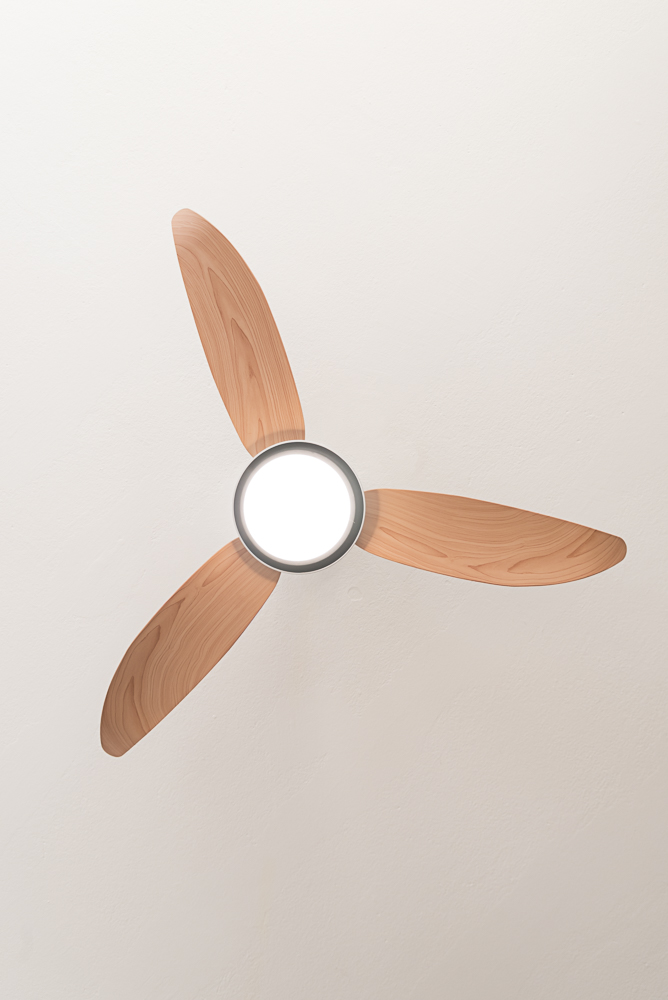 Deckenventilator mit drei Holzblättern und einem kreisförmigen Licht. Weiße Decke.
