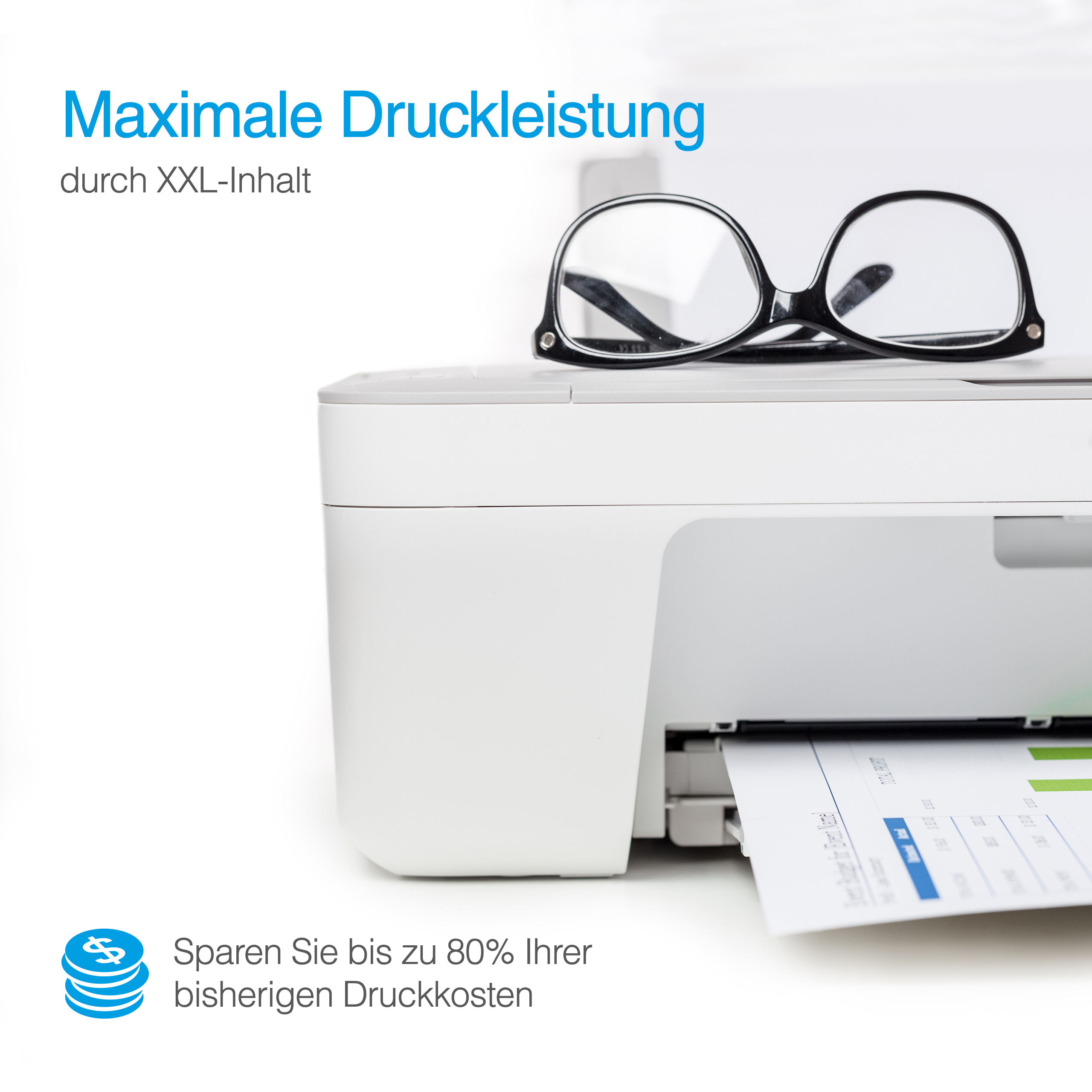Ein weißer Drucker, eine Brille und ein Ausdruck. Der Text lautet 'Maximale Druckleistung' und Einsparungen.