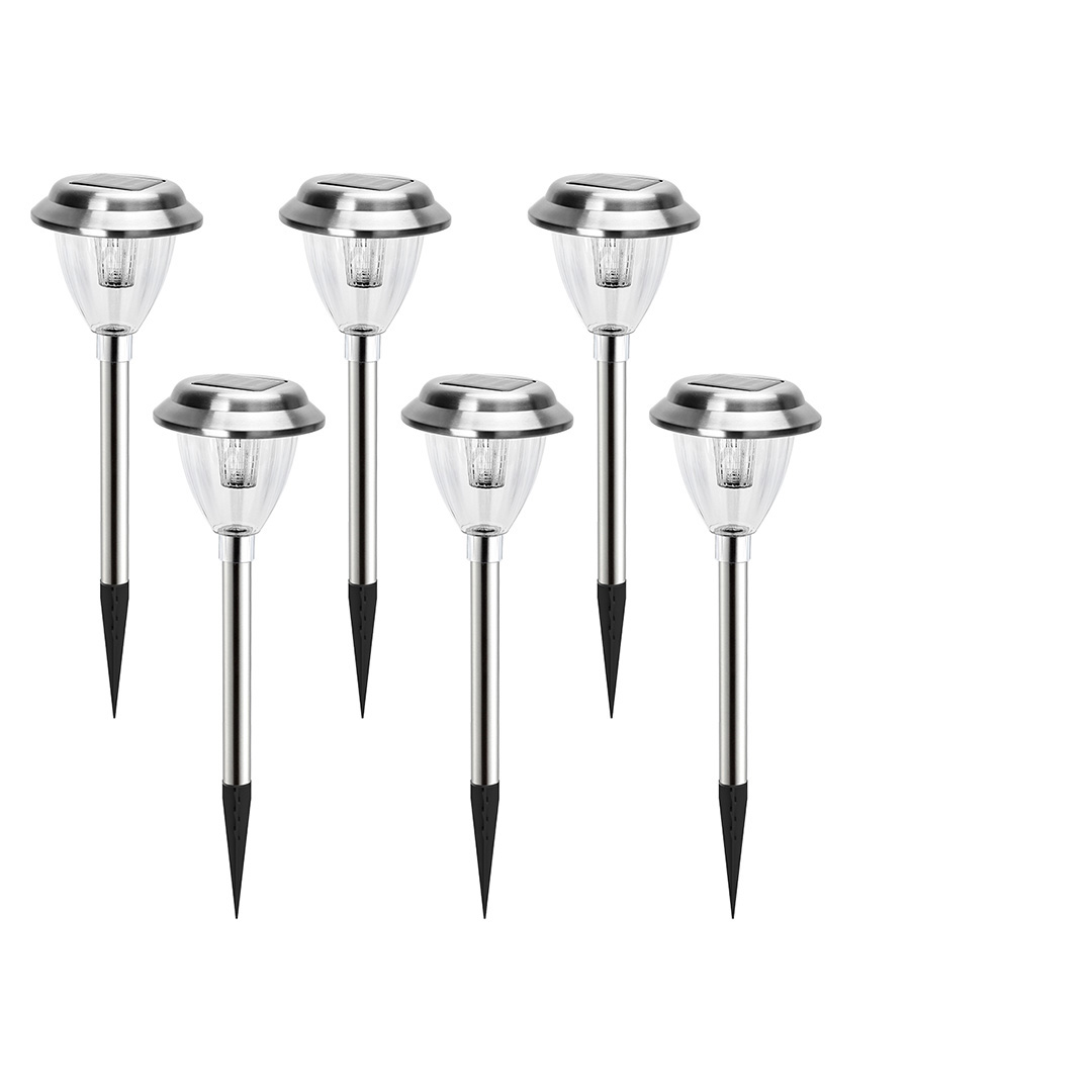 Sei luci solari da giardino argentate con coperture in plastica trasparente, sfondo bianco.