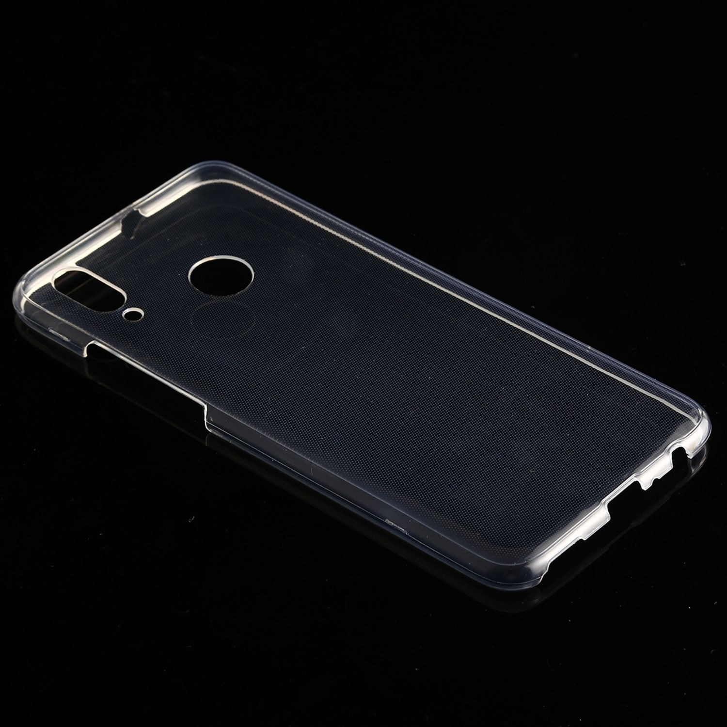Eine transparente Handyhülle auf schwarzem Untergrund. Die Hülle hat ein Kamera Loch und ist transparent.