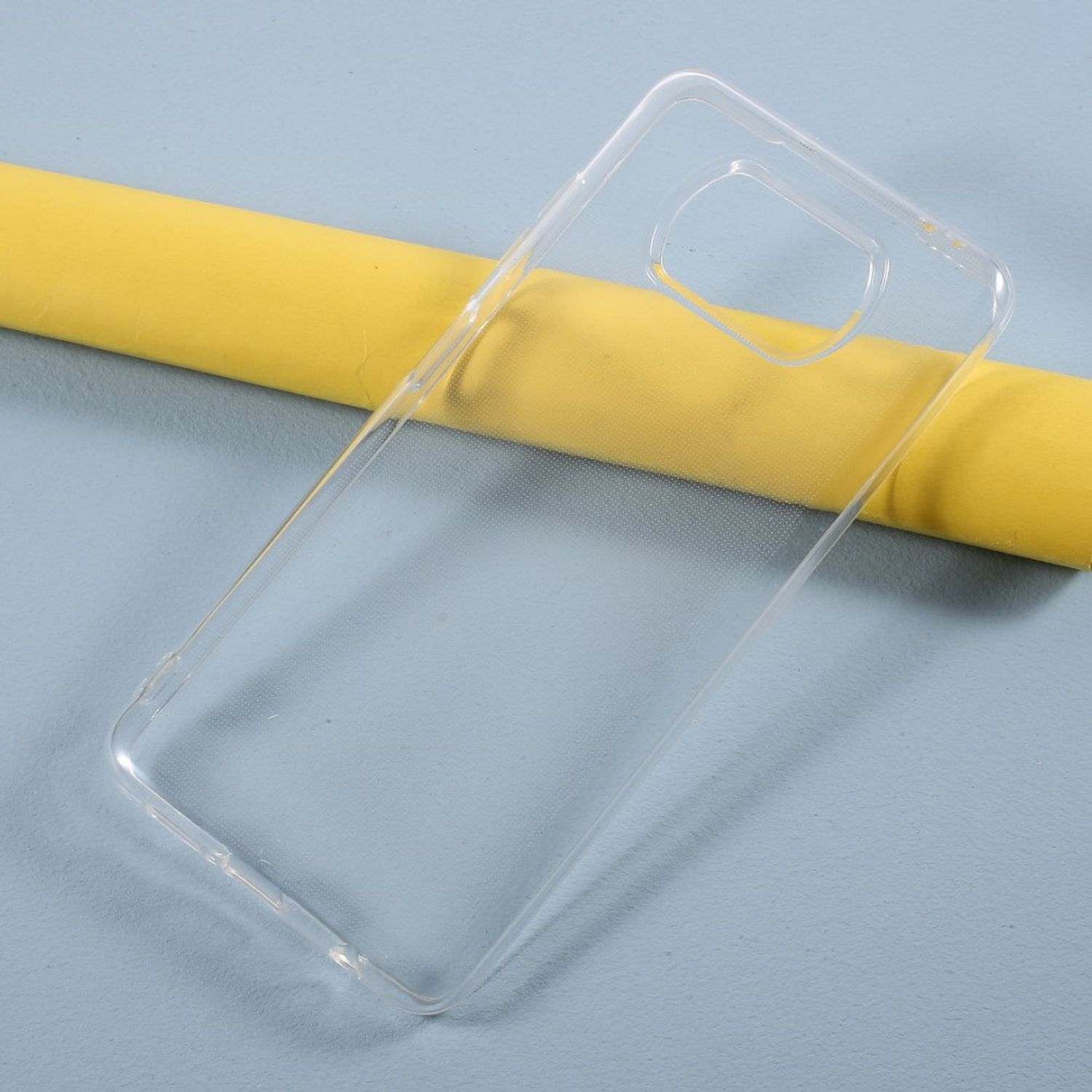 Transparente Handyhülle auf gelb-blauem Hintergrund. Draufsicht.