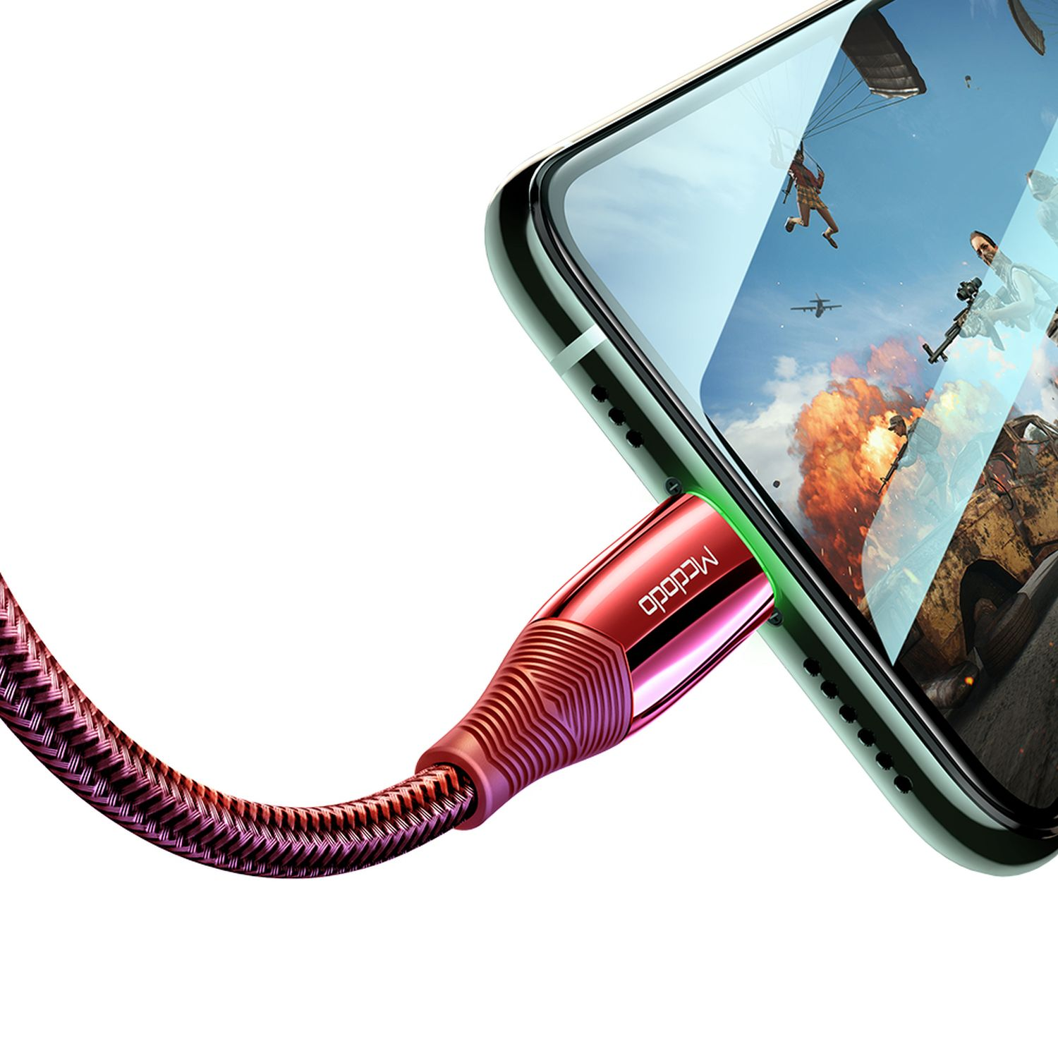 Ein Telefon ist mit einem rot-schwarzen Ladekabel verbunden. Der Bildschirm zeigt eine Fallschirmszene.