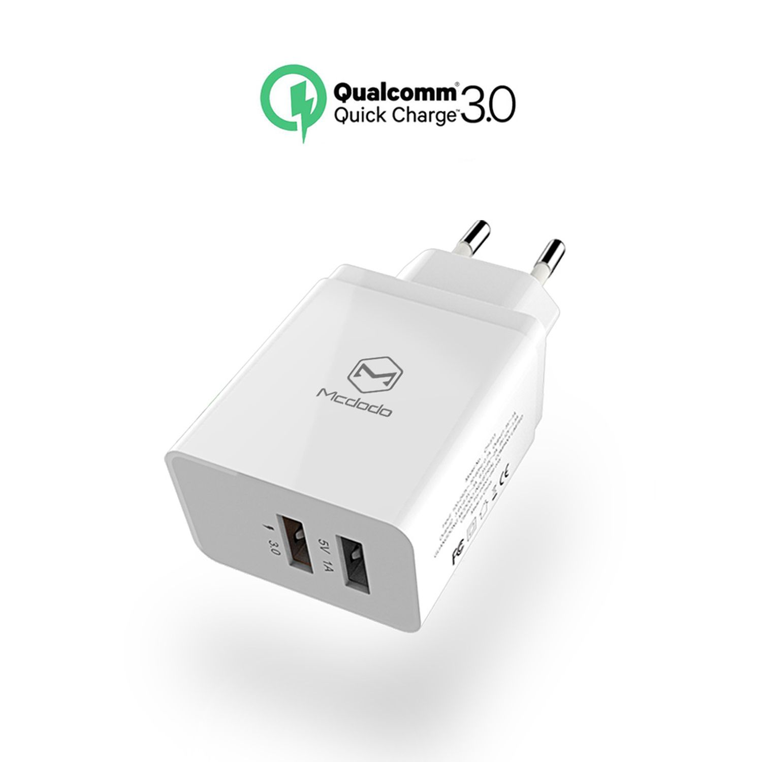 Weißes Ladegerät mit zwei Anschlüssen und grünem Qualcomm Quick Charge Logo.