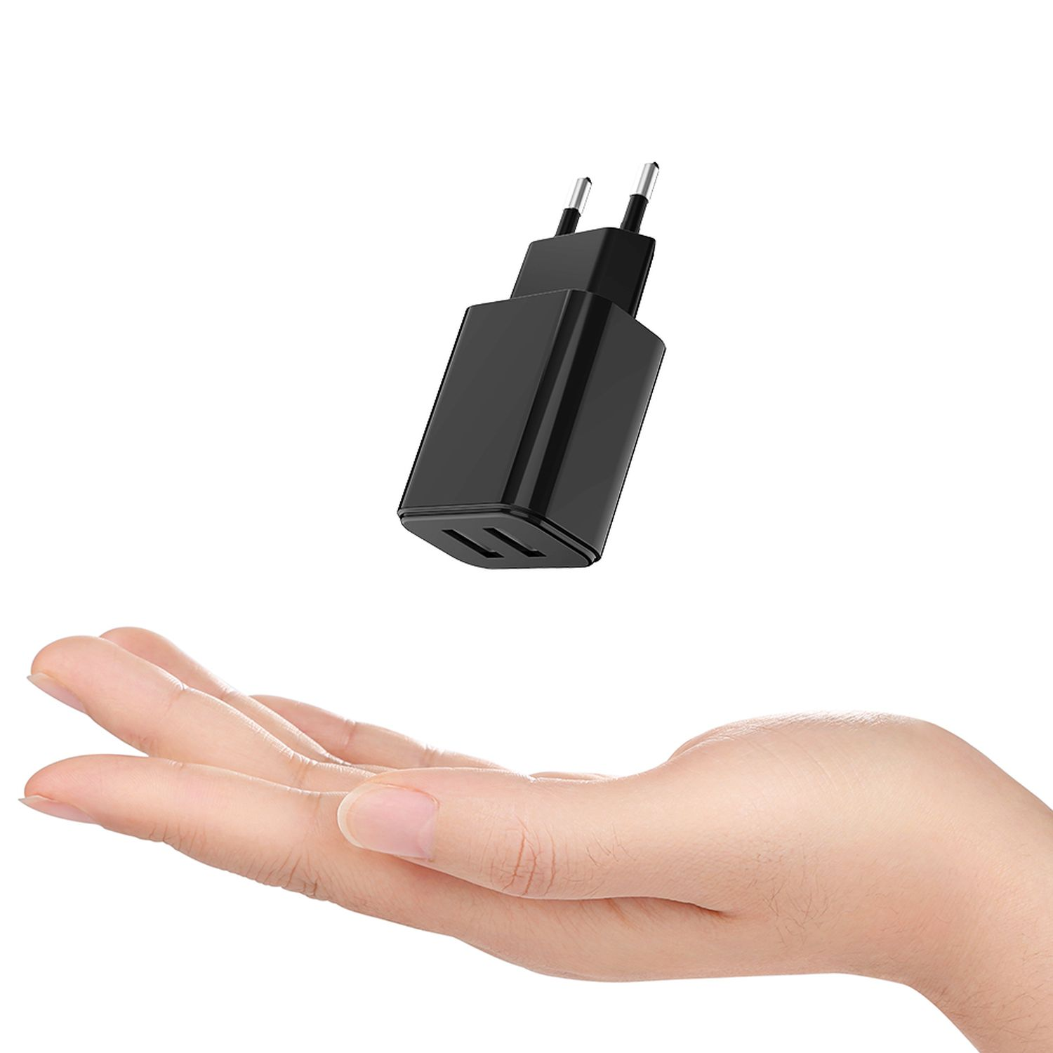 Schwarzes Ladegerät schwebt über einer Hand. Es hat zwei Anschlüsse und ist auf weißem Hintergrund.