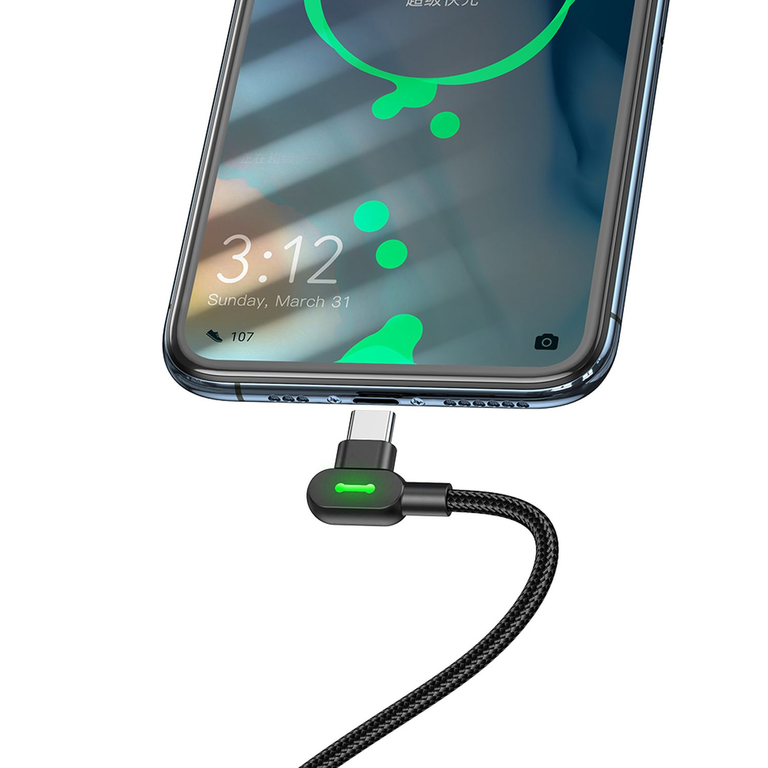 Telefon wird mit einem USB-C-Kabel aufgeladen. Das Kabel ist gebogen, Telefon oben.