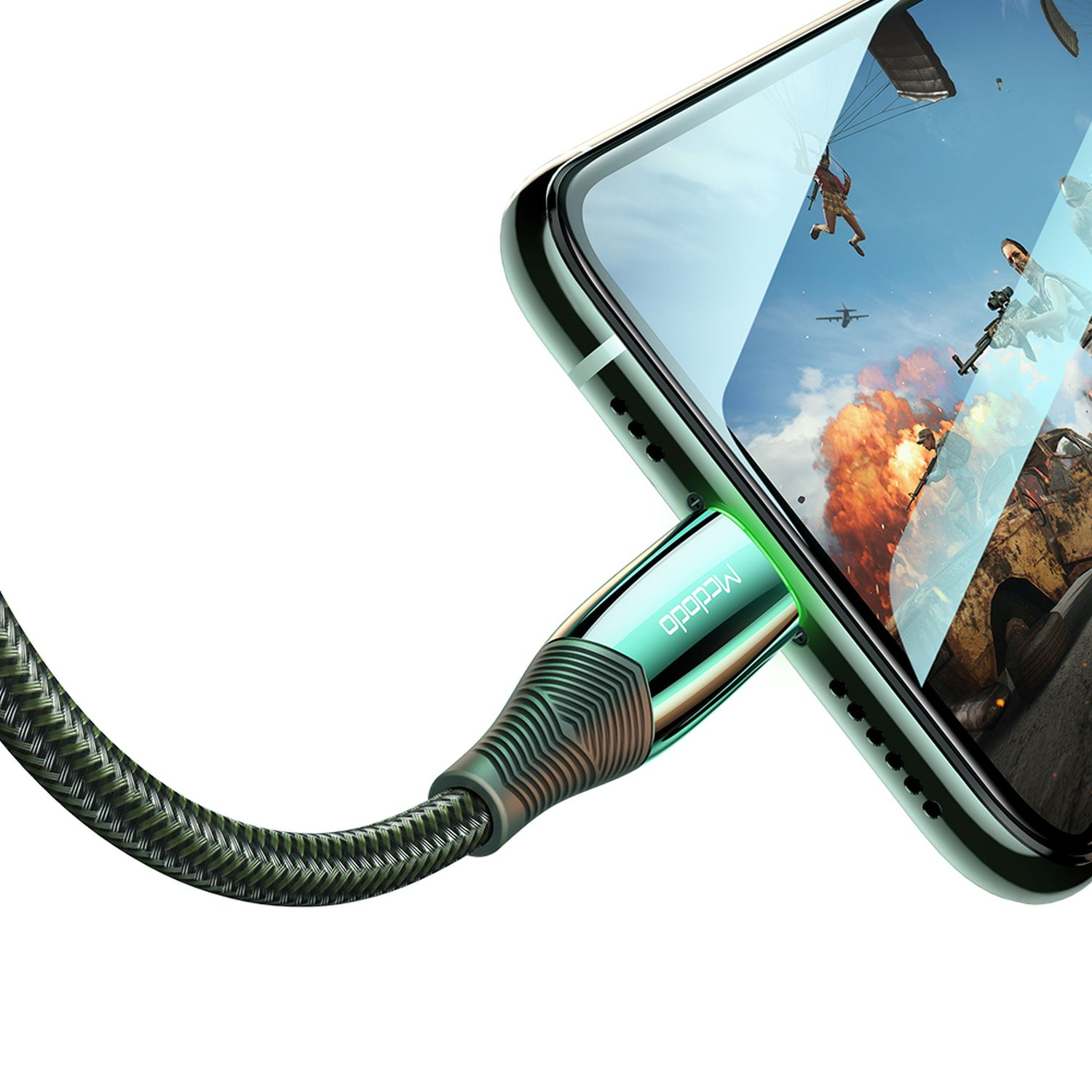 Ein Telefon, das mit einem grünspitzigen Ladekabel verbunden ist und ein Video auf dem Bildschirm zeigt.