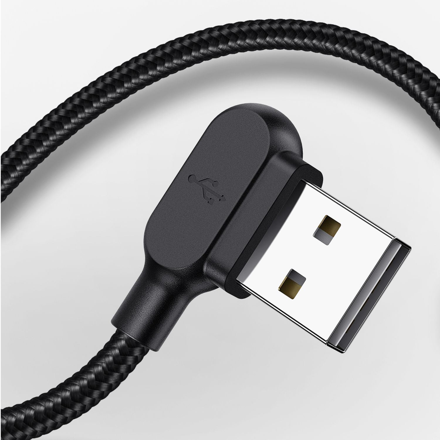 Schwarzes USB-Kabel mit Winkelstecker. Silbernes USB-Ende. Geflochtenes Kabeldesign.
