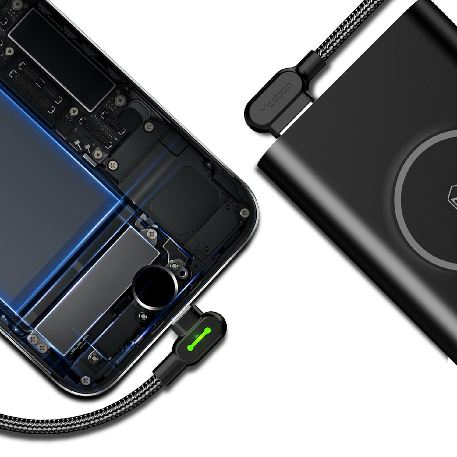 Un telefono in carica con un cavo di ricarica nero. Il cavo di ricarica è collegato a un power bank.