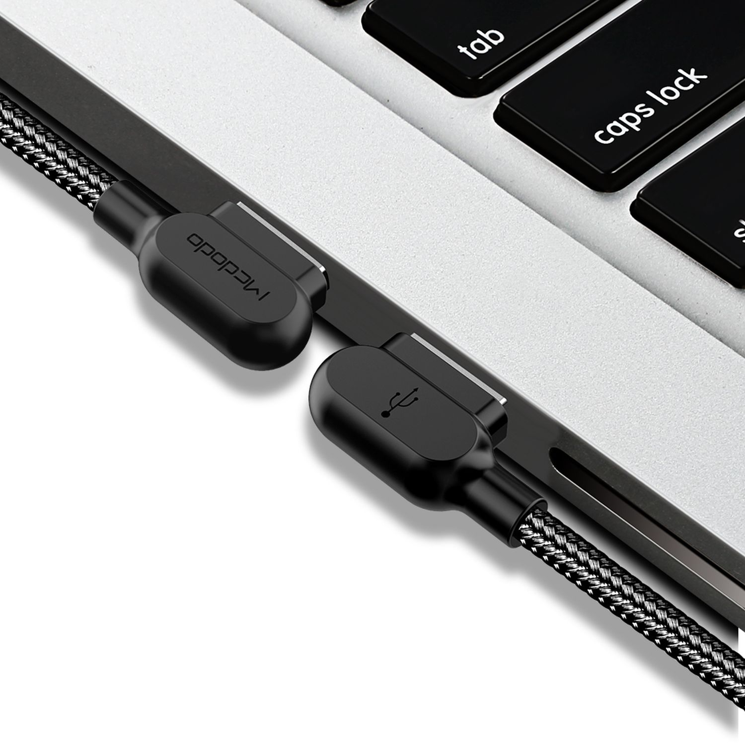 Schwarzes USB-C-Kabel, das mit einem Laptop verbunden ist. Das Kabel hat ein geflochtenes Muster.