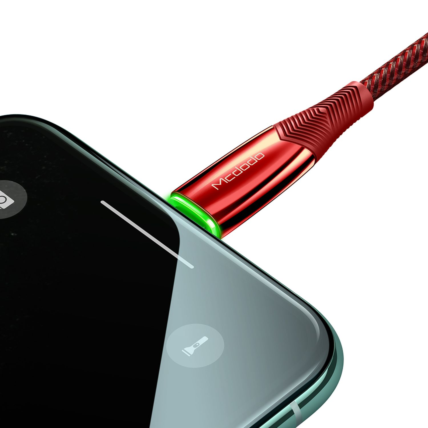 Ein rotes Ladekabel, das in ein Telefon eingesteckt ist. Die Spitze des Kabels leuchtet grün.