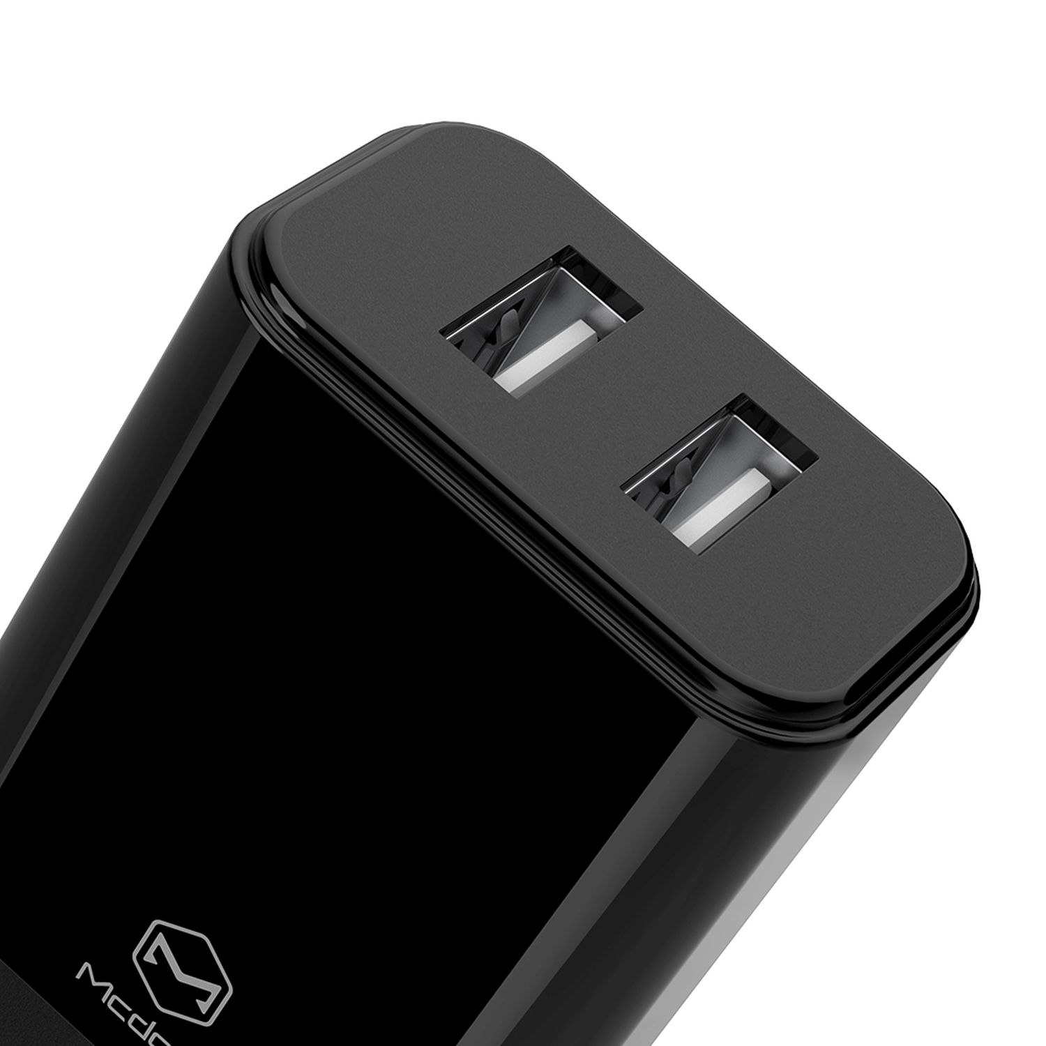 Schwarzes Ladegerät mit zwei USB-Anschlüssen. Die Oberfläche ist glänzend, Logo unten sichtbar.