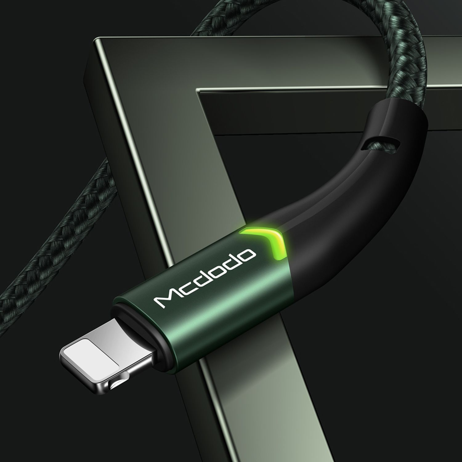 Grünes und schwarzes Ladekabel mit Lightning-Anschluss, das Wort 'Mcdodo' ist aufgedruckt.