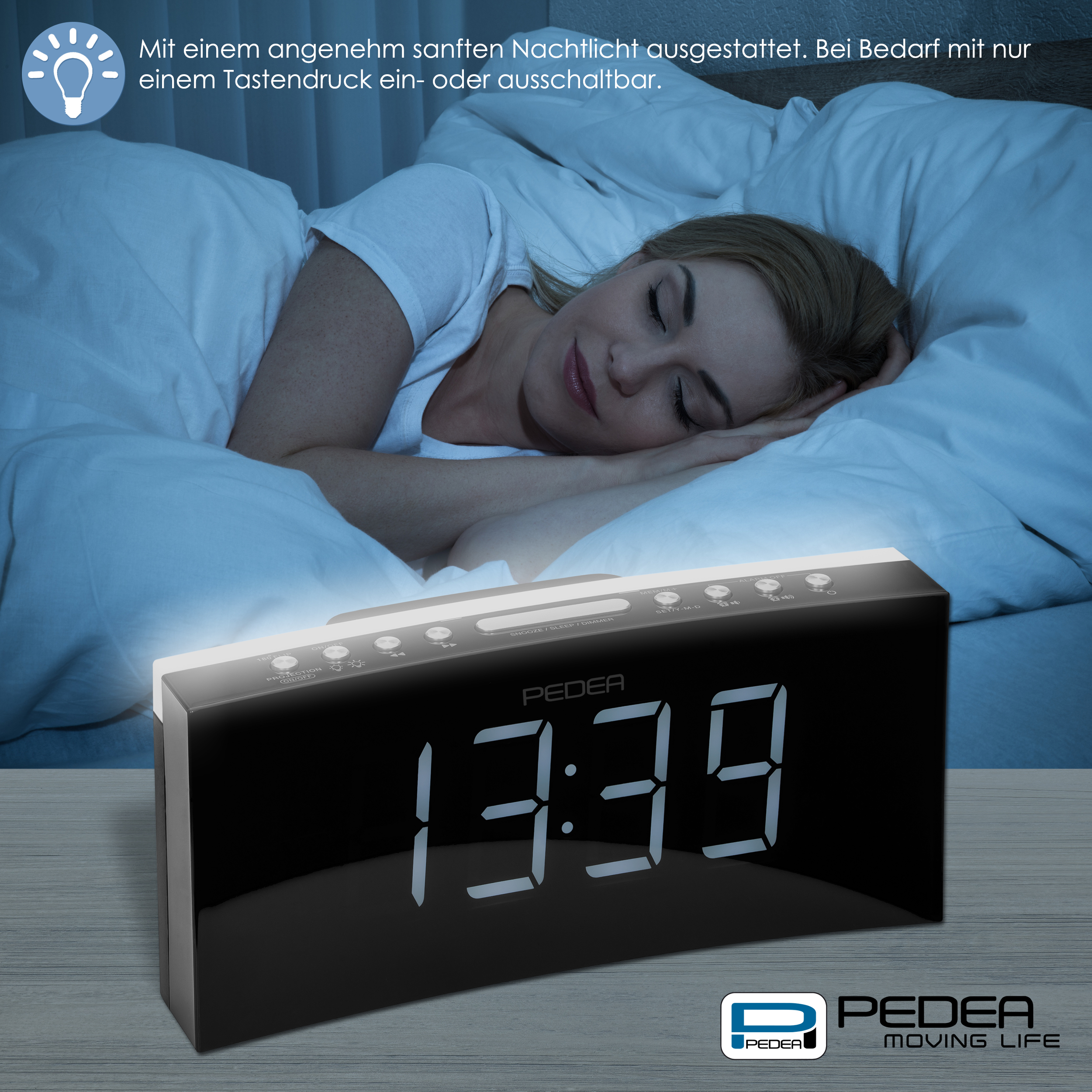 Eine Digitaluhr mit der Anzeige 13:39. Im Hintergrund schläft eine Frau mit einer weißen Decke.