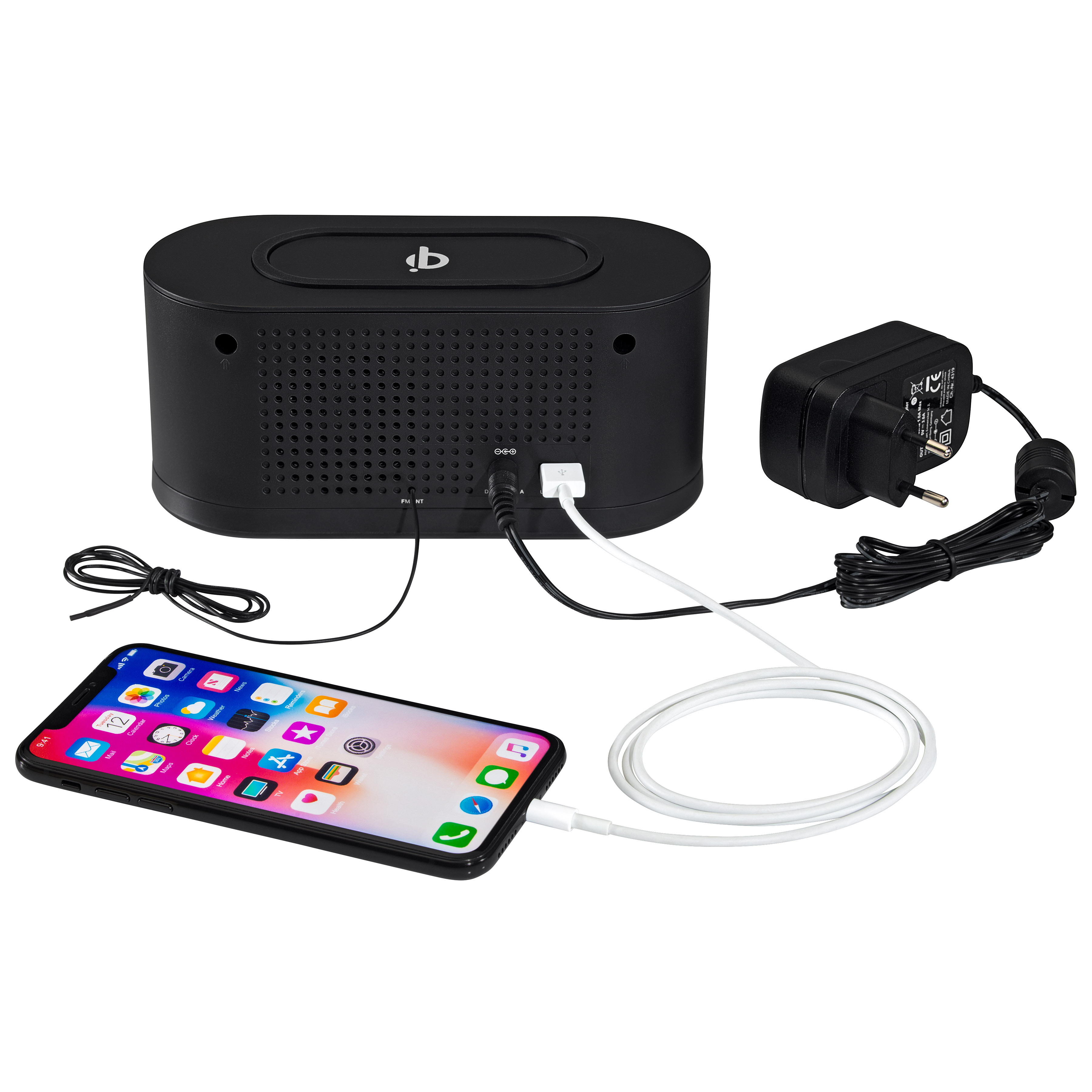 Altavoz negro y un teléfono cargando. Cargador y teléfono sobre fondo blanco.