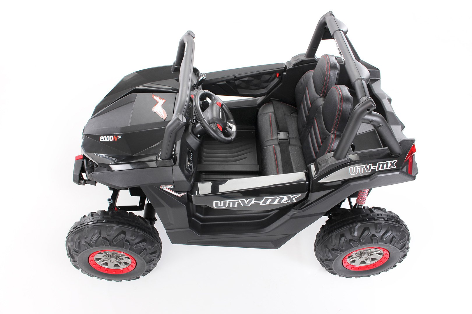 Ein schwarzes UTV-MX Spielzeugauto mit roten Rädern. Die Türen sind offen. Es ist auf weißem Hintergrund isoliert.