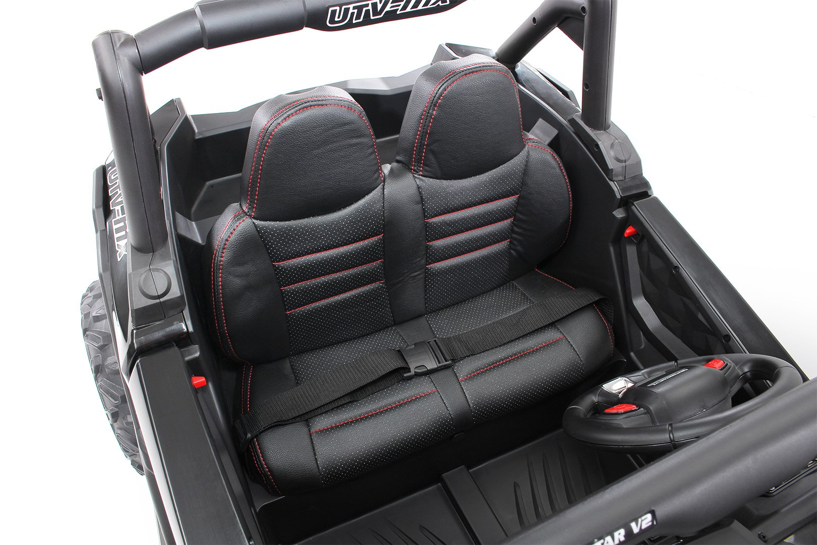 Schwarzes Spielzeugauto mit zwei schwarzen Sitzen und roten Nähten. Es hat ein Lenkrad.
