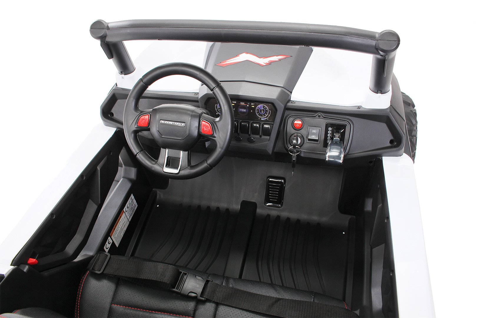 Innenraum eines weißen und schwarzen Spielzeugautos. Schwarze Sitze, Armaturenbrett und Lenkrad. Weiße Wände. Weißer Hintergrund.