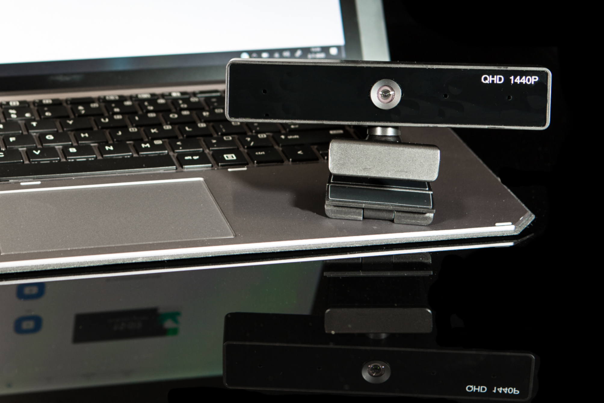 Webcam auf Laptop, QHD 1440P, schwarzer Hintergrund.