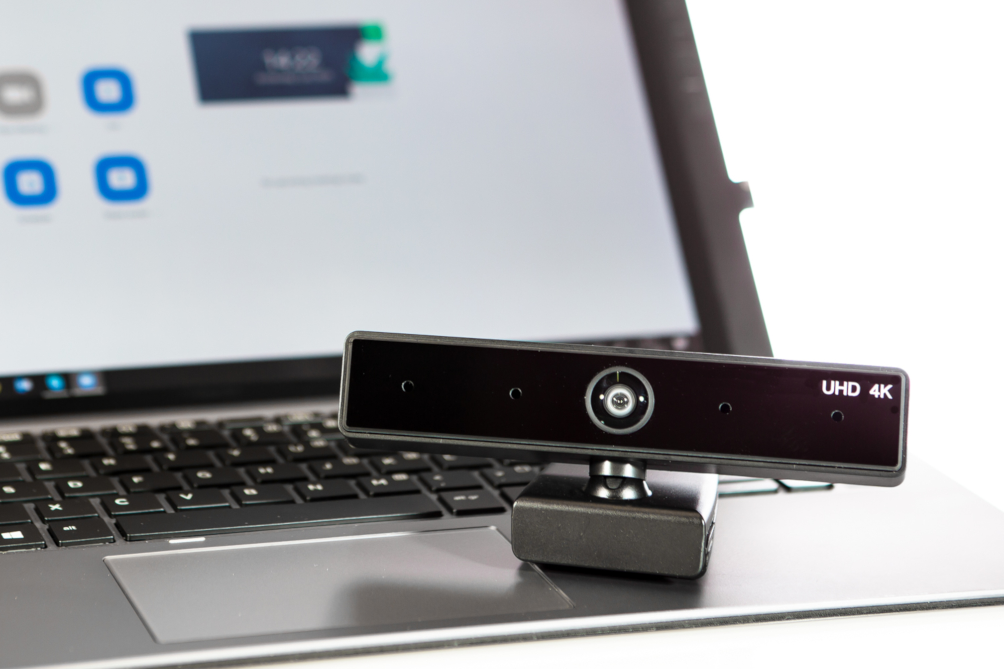 Una webcam su un laptop, con lo schermo del laptop che mostra un sito web.