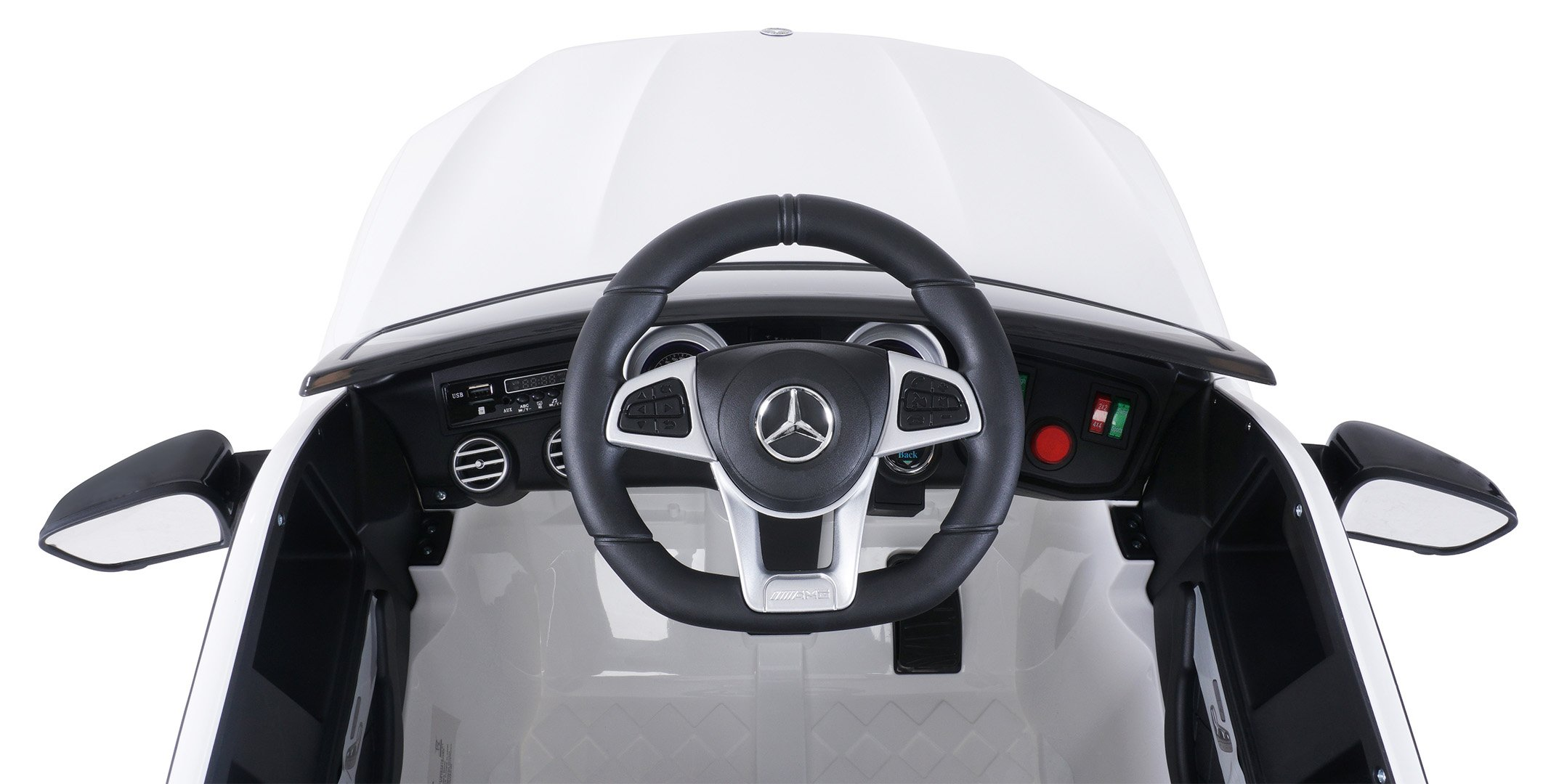 Weißer Spielzeugauto-Innenraum. Schwarzes Lenkrad und Armaturenbrett. Mercedes-Benz Logo auf dem Rad.