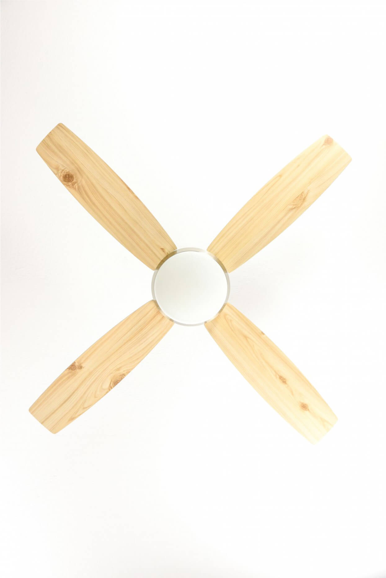 Ventilatore a soffitto con quattro pale in legno e un'apparecchio di illuminazione circolare.