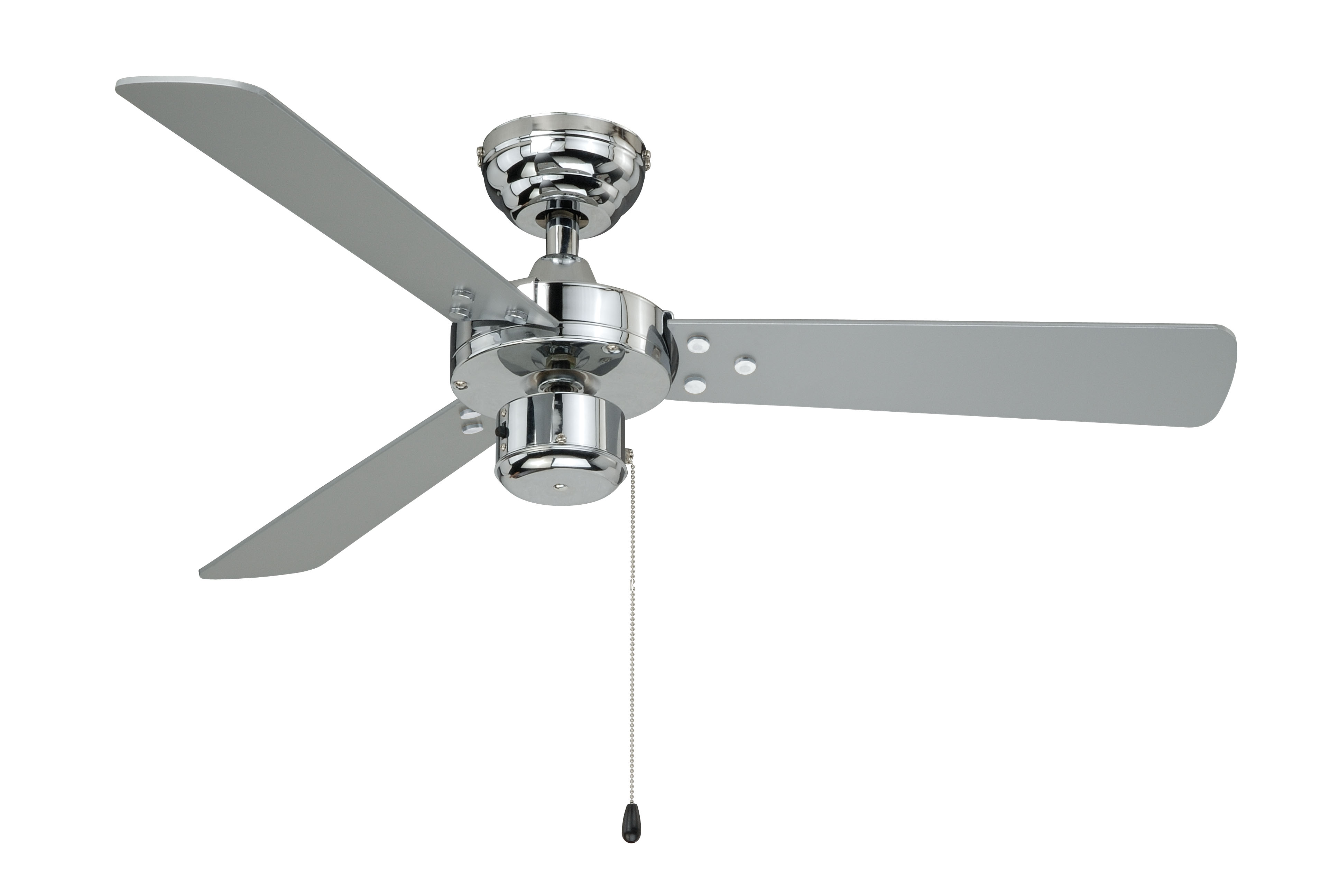 Ein silberner Deckenventilator mit drei Flügeln. Er ist an einer weißen Decke befestigt.